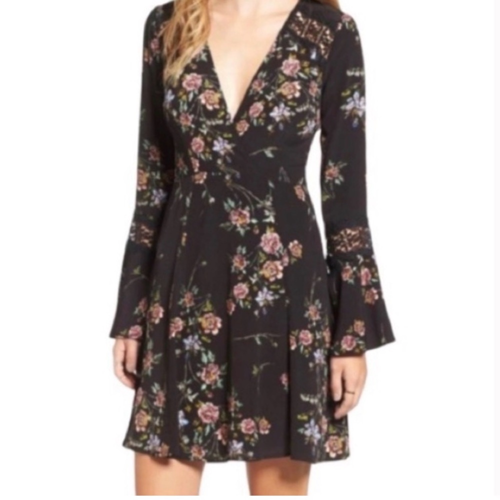 ASTR The Label Fit & Flare Sheath Dress M Black Floral Bell Sleeve Lace V-Neck